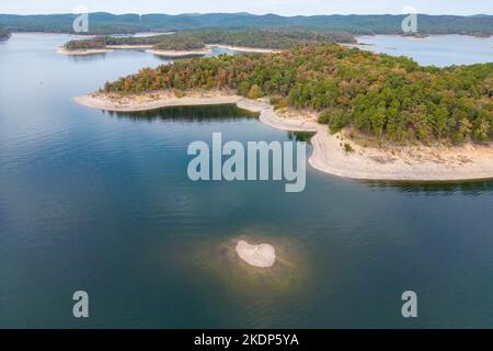 Luftaufnahme der Wasserlandschaft des Broken Bow Lake und der Inseln mit Wald am Ufer, Oklahoma, USA. Herbstlandschaft der Küstenlinie. Stockfoto