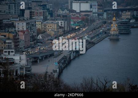 Kiew, Ukraine. 07.. November 2022. Das Zentrum von Kiew ohne Strom, nachdem die kritische zivile Infrastruktur von russischen Raketenangriffen in der Ukraine getroffen wurde. Die Kiewer Behörden planen, drei Millionen Einwohner zu evakuieren, wenn die ukrainische Hauptstadt unter einem völligen Blackout leidet. (Foto von Oleksii Chumachenko/SOPA Images/Sipa USA) Quelle: SIPA USA/Alamy Live News Stockfoto