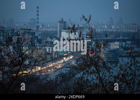 Kiew, Ukraine. 07.. November 2022. Das Zentrum von Kiew ohne Strom, nachdem die kritische zivile Infrastruktur von russischen Raketenangriffen in der Ukraine getroffen wurde. Die Kiewer Behörden planen, drei Millionen Einwohner zu evakuieren, wenn die ukrainische Hauptstadt unter einem völligen Blackout leidet. (Foto von Oleksii Chumachenko/SOPA Images/Sipa USA) Quelle: SIPA USA/Alamy Live News Stockfoto