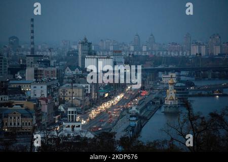 Kiew, Ukraine. 07.. November 2022. Das Zentrum von Kiew ohne Strom, nachdem die kritische zivile Infrastruktur von russischen Raketenangriffen in der Ukraine getroffen wurde. Die Kiewer Behörden planen, drei Millionen Einwohner zu evakuieren, wenn die ukrainische Hauptstadt unter einem völligen Blackout leidet. (Foto von Oleksii Chumachenko/SOPA Images/Sipa USA) Quelle: SIPA USA/Alamy Live News Stockfoto