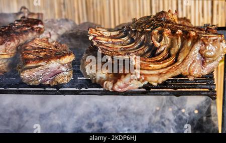 Lammrippchen werden auf dem Grill zum Servieren in der Gastronomie zubereitet Stockfoto