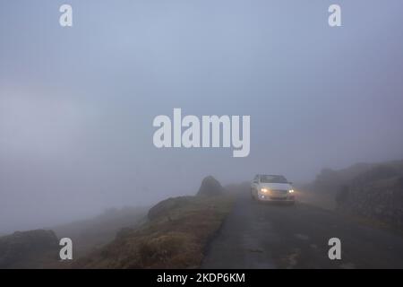 Srinagar, Indien. 07.. November 2022. Ein Fahrzeug bewegt sich während eines nebligen Wetters am Stadtrand von Srinagar entlang der Straße. Regen setzte sich fort, die Ebenen zu schlagen, während obere Reichweiten Schneefall erhielten, da der Wettermann bis November 11 mehr nasses Wetter in Jammu und Kaschmir vorhersagte. (Foto von Saqib Majeed/SOPA Images/Sipa USA) Quelle: SIPA USA/Alamy Live News Stockfoto