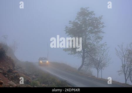 Srinagar, Indien. 07.. November 2022. Ein Fahrzeug bewegt sich während eines nebligen Wetters am Stadtrand von Srinagar entlang der Straße. Regen setzte sich fort, die Ebenen zu schlagen, während obere Reichweiten Schneefall erhielten, da der Wettermann bis November 11 mehr nasses Wetter in Jammu und Kaschmir vorhersagte. (Foto von Saqib Majeed/SOPA Images/Sipa USA) Quelle: SIPA USA/Alamy Live News Stockfoto