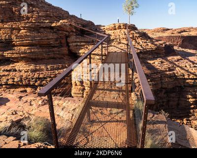 Luftige Brücke zum Cotterills Lookout auf dem Rim Walk, Kings Canyon, Watarrka National Park, Northern Territory, Australien Stockfoto