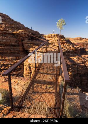 Luftige Brücke zum Cotterills Lookout auf dem Rim Walk, Kings Canyon, Watarrka National Park, Northern Territory, Australien Stockfoto