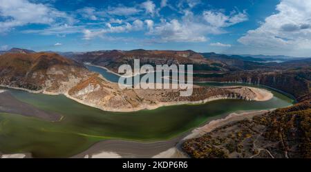 Eine Panorama-Drohnenansicht des Kardzhali-Stausees und der Arda-Flussbiegungen in Bulgarien Stockfoto