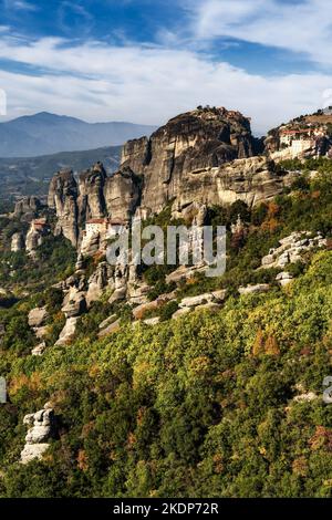 Eine vertikale Landschaftsansicht der Klöster und Felsformationen von Meteora in Griechenland Stockfoto