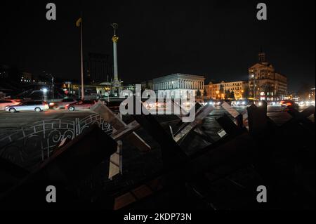 Kiew, Ukraine. 07.. November 2022. Panzerabwehrigel auf dem Unabhängigkeitsplatz in Kiew. Die russische Armee führte massive Raketenangriffe und Kamikaze-Drohnenangriffe auf die ukrainische Energieinfrastruktur durch. Schätzungen von Experten zufolge sind mittlerweile 40 % der Energieinfrastruktur zerstört oder beschädigt. Russland marschierte am 24. Februar 2022 in die Ukraine ein und löste damit den größten militärischen Angriff in Europa seit dem Zweiten Weltkrieg aus Kredit: SOPA Images Limited/Alamy Live Nachrichten Stockfoto