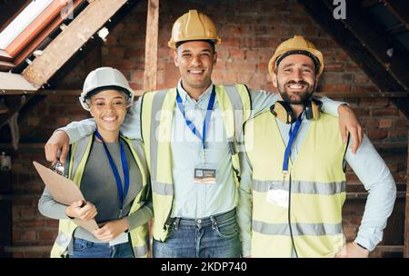 Architekt, Ingenieur und Team glücklich mit Bau, Teamarbeit und Unterstützung in der Heimentwicklung. Ingenieurwesen, Bauarbeiter und Zusammenarbeit Stockfoto