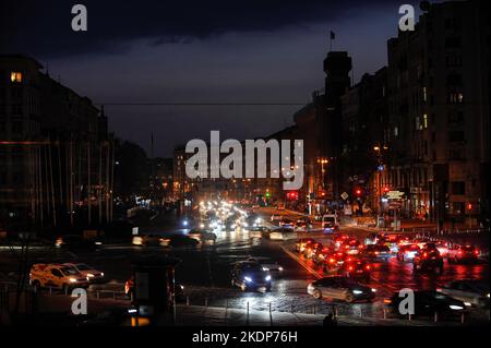 Kiew, Ukraine. 07.. November 2022. Autos fahren entlang der zentralen Straße von Kiew Chreschtschatyk. Die russische Armee führte massive Raketenangriffe und Kamikaze-Drohnenangriffe auf die ukrainische Energieinfrastruktur durch. Schätzungen von Experten zufolge sind mittlerweile 40 % der Energieinfrastruktur zerstört oder beschädigt. Russland marschierte am 24. Februar 2022 in die Ukraine ein und löste damit den größten militärischen Angriff in Europa seit dem Zweiten Weltkrieg aus (Foto: Sergei Chuzavkov/SOPA Images/Sipa USA) Quelle: SIPA USA/Alamy Live News Stockfoto