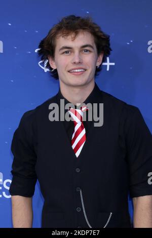 Burbank, CA. 6.. November 2022. Austin Kane bei der Ankunft für DIE SANTA-KLAUSELN-Premiere, The Walt Disney Studios Lot, Burbank, CA 6. November 2022. Kredit: Priscilla Grant/Everett Collection/Alamy Live Nachrichten Stockfoto