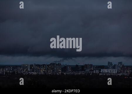 Kiew, Ukraine. 3.. November 2022. Blick auf Kiew von der Aussichtsplattform am Abend während eines Stromausfalls. Dunkle Häuser und unbeleuchtete Straßen sind sichtbar. Die Lichter der vorbeifahrenden Autos sind sichtbar. Der Bürgermeister von Kiew, Vitali Klitschko, warnt vor Stromausfällen in der ukrainischen Hauptstadt. Die Behörden von Kiew haben begonnen, die Evakuierung der drei Millionen Einwohner der Stadt zu planen, falls die ukrainische Hauptstadt unter einem völligen Stromausfall leidet. Die Stadt baut auch 1.000 Heizungszentren auf.die russischen Streitkräfte haben bereits etwa 40 % der Energieinfrastruktur der Ukraine beschädigt oder zerstört. Russlands Ziel - die seine Führung öffentlich Stockfoto