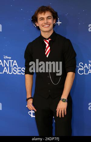 Burbank, CA. 6.. November 2022. Austin Kane bei der Ankunft für DIE SANTA-KLAUSELN-Premiere, The Walt Disney Studios Lot, Burbank, CA 6. November 2022. Kredit: Priscilla Grant/Everett Collection/Alamy Live Nachrichten Stockfoto