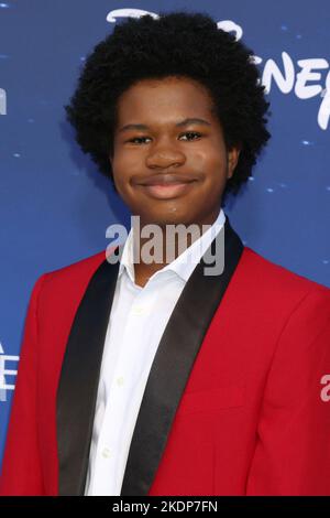 Burbank, CA. 6.. November 2022. Devin Bright bei der Ankunft für DIE SANTA-KLAUSELN-Premiere, The Walt Disney Studios Lot, Burbank, CA 6. November 2022. Kredit: Priscilla Grant/Everett Collection/Alamy Live Nachrichten Stockfoto