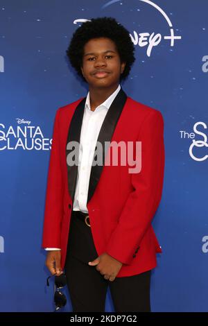 Burbank, CA. 6.. November 2022. Devin Bright bei der Ankunft für DIE SANTA-KLAUSELN-Premiere, The Walt Disney Studios Lot, Burbank, CA 6. November 2022. Kredit: Priscilla Grant/Everett Collection/Alamy Live Nachrichten Stockfoto