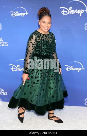 Burbank, CA. 6.. November 2022. Isabella Bennett bei der Ankunft für DIE SANTA-KLAUSELN-Premiere, The Walt Disney Studios Lot, Burbank, CA 6. November 2022. Kredit: Priscilla Grant/Everett Collection/Alamy Live Nachrichten Stockfoto