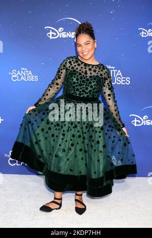 Burbank, CA. 6.. November 2022. Isabella Bennett bei der Ankunft für DIE SANTA-KLAUSELN-Premiere, The Walt Disney Studios Lot, Burbank, CA 6. November 2022. Kredit: Priscilla Grant/Everett Collection/Alamy Live Nachrichten Stockfoto