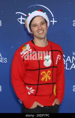 Burbank, CA. 6.. November 2022. Nathan Kress bei der Ankunft für DIE SANTA-KLAUSELN-Premiere, The Walt Disney Studios Lot, Burbank, CA 6. November 2022. Kredit: Priscilla Grant/Everett Collection/Alamy Live Nachrichten Stockfoto