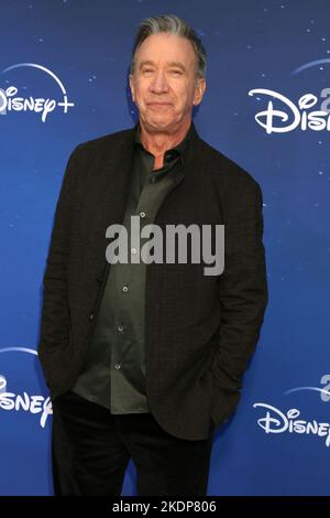 Burbank, CA. 6.. November 2022. Tim Allen bei der Ankunft für DIE SANTA CLAUSES Premiere, The Walt Disney Studios Lot, Burbank, CA 6. November 2022. Kredit: Priscilla Grant/Everett Collection/Alamy Live Nachrichten Stockfoto