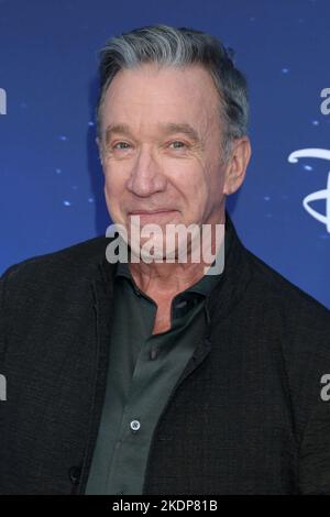 Burbank, CA. 6.. November 2022. Tim Allen bei der Ankunft für DIE SANTA CLAUSES Premiere, The Walt Disney Studios Lot, Burbank, CA 6. November 2022. Kredit: Priscilla Grant/Everett Collection/Alamy Live Nachrichten Stockfoto