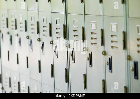 Alte, geschlossene Umkleidereihe in der Universitätsschule oder im Fitnessstudio, alt Stockfoto