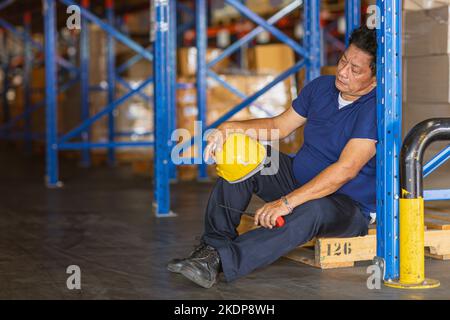 Ermüdung Senior Erwachsener Arbeiter schlafe bei der Arbeit erschöpft. Lagerindustrie Mitarbeiter schlafen müde von harter Arbeit. Stockfoto