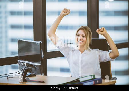 Glückliche Geschäftsangestellte Bürofrau lächelnd fröhlich aus guten Nachrichten. Erfolg Arbeit getan businessfraues. Stockfoto