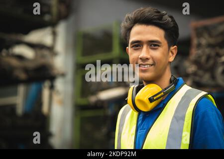 Portrait junger Arbeiter Ingenieur arbeitet in der Schwerindustrie mit Sicherheit glücklich Lächeln aussehende Kamera Stockfoto