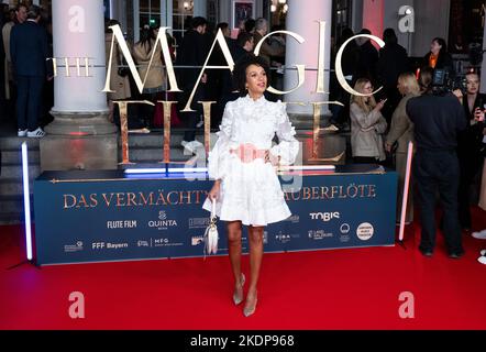 München, Deutschland. 07.. November 2022. Stefi Celma kommt zur deutschen Premiere des Films 'die Zauberflöte - das Erbe der Zauberflöte' ins Gärtnerplatztheater. Quelle: Sven Hoppe/dpa/Alamy Live News Stockfoto