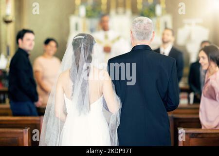 Hochzeit, Veranstaltung und Vater mit Braut in der Kapelle für Feier, Glaube und Heirat Zeremonie. Glücklich, Familie und Kirche mit Vater und Tochter beim Einlaufen Stockfoto
