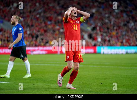 Aktenfoto vom 08-09-2021 von Gareth Bale aus Wales, der eine verpasste Chance gegen Estland ruiniert. Wales war frustriert, als das Cardiff City Stadium zum ersten Mal seit 2019 ein internationales Spiel ohne Crowd-Einschränkungen veranstaltete. Bale erreichte einen Posten als das sture Estland, das auf Platz 110. der Welt rangierte, sich einen Punkt anklammerte. Ausgabedatum: Dienstag, 8. November 2022. Stockfoto