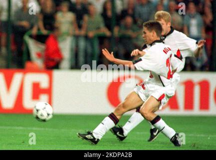 Datei-Foto vom 30-06-1998, auf dem der englische Michael Owen das Weltcup-Tor von England 2. gegen Argentinien erzielte. Der 18-jährige Owen erzielte in ihrem unglücklichen Spiel der letzten 16 das, was viele für Englands größtes Weltcup-Tor halten, als er an den argentinischen Verteidigern Jose Chamot und Roberto Ayala vorbeistürzte, bevor er einen unaufhaltsamen, schrägen Drive über Carlos Roa hinaus entfesselte. Ausgabedatum: Dienstag, 8. November 2022. Stockfoto