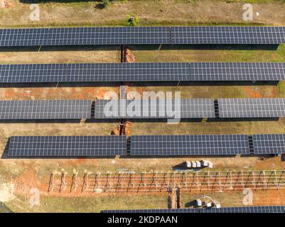 Drohnenansicht von Solarzellen, die von direkt oben aufgenommen wurden Stockfoto