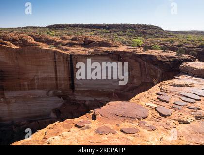 Steile Sandsteinklippen unterhalb des Cotterills Lookout von der Südwand, Kings Canyon, Watarrka National Park, Northern Territory, Australien Stockfoto