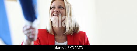 Geschäftspartner Handshaking nach Unterzeichnung profitablen Vertrags Stockfoto