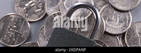 Vorhängeschloss auf Münzen, finanzielle Sicherheit und Schutz Finanzen Stockfoto