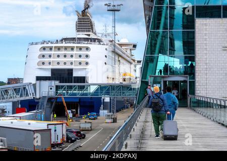 Weg zum Terminal der Farblinie in Kiel Stockfoto