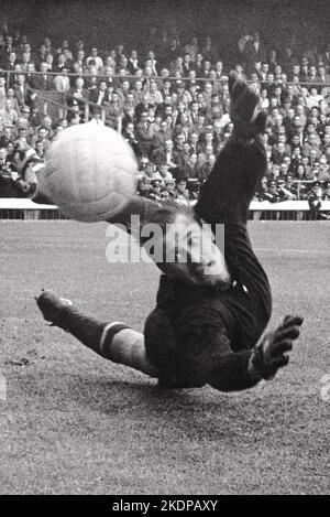 Datei Foto vom 16-07-1966 des UdSSR-Torhüters Lew Jaschin. Yashin spielte in drei Weltbespielungen für die Sowjetunion und half ihnen dabei, das Viertelfinale zweimal zu erreichen, in den Jahren 1958 und 1962 sowie im Halbfinale 1966. Dynamo Moskau Stopper Yashin bleibt der einzige Torwart, der den europäischen Fußballspieler des Jahres gewonnen hat. Ausgabedatum: Dienstag, 8. November 2022. Stockfoto