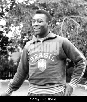 Datei-Foto vom 16-07-1966 des brasilianischen Fußballspielers Pele (Edson Arantes do Nasciemento) während eines WM-Trainings. Pele, der dreimalige Weltcup-Sieger, gilt weithin als der größte von allen. Ausgabedatum: Dienstag, 8. November 2022. Stockfoto