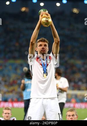 Datei-Foto vom 13-07-2014 von Thomas Muller aus Deutschland feiert den Sieg nach dem FIFA-Weltcup-Finale. Bayern München Frontmann Muller war wohl der einflussreichste Spieler Deutschlands der letzten Zeit, als er 2010 das Halbfinale erreichte, bevor er vier Jahre später die Weltmeisterschaft gewann. Ausgabedatum: Dienstag, 8. November 2022. Stockfoto