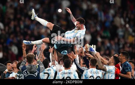 Datei-Foto vom 01-06-2022 von Argentinien Werfen Sie Lionel Messi nach dem Finalissima 2022-Spiel im Wembley-Stadion, London, in die Luft. Messi gilt als natürlicher Nachfolger des argentinischen Großen Diego Maradona und war die treibende Kraft hinter dem Lauf zum Weltcup-Finale 2014, das die Seite in Brasilien gewann. Doch trotz der Sammlung des Golden Ball Award als bester Spieler des Turniers, gäbe es keine Wiederholung von Mexiko '86 als Deutschland Boden aus einem 1-0 Sieg nach Verlängerung der Zeit bei der Maracana. Ausgabedatum: Dienstag, 8. November 2022. Stockfoto