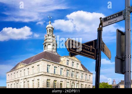 Maastricht, Niederlande. Rathaus mit Richtungspfeilen im Vordergrund Stockfoto