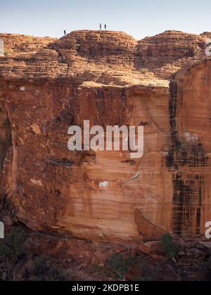 Der schiere Rand des Cotterills Lookout von der South Wall, Kings Canyon, Watarrka National Park, Northern Territory, Australien Stockfoto