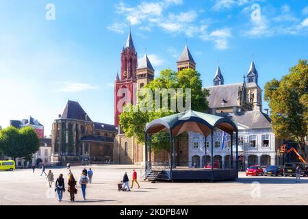 Maastricht, Niederlande. Kirche des heiligen Johannes (links) und Basilika des heiligen Servatius (rechts) vom Vrijthof aus gesehen Stockfoto