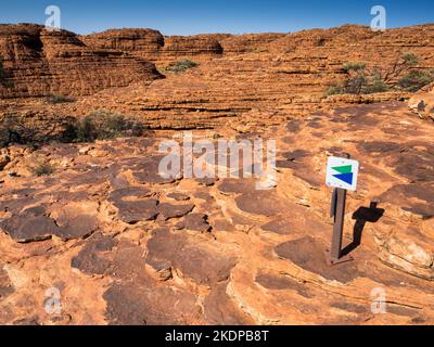 Streckenmarkierung auf dem Rim Walk, Kings Canyon, Watarrka National Park, Northern Territory, Australien Stockfoto