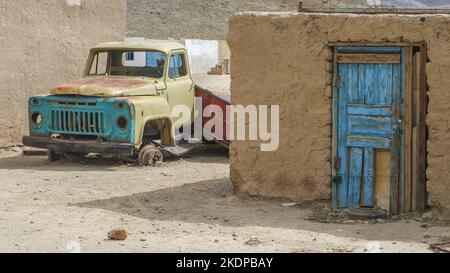 Alte verlassene lastwagen aus der sowjetzeit im Dorf Bash Gumbaz in der Nähe von Alichur in der Region Gorno-Badakshan Pamir in Tadschikistan Stockfoto