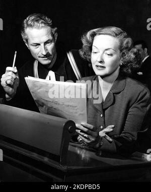 BETTE DAVIS am Set geht offen über den dialog während der Dreharbeiten von BRAUT 1948 Regisseur BRETAIGNE WINDUST Warner Bros Stockfoto