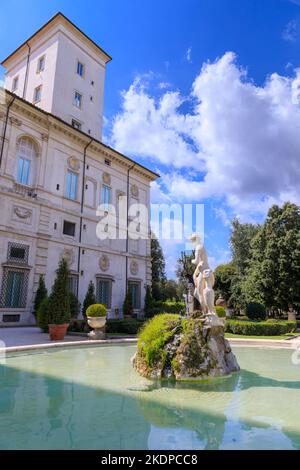 Blick auf die hintere Fassade der Gallerie Borghese im öffentlichen Park der Villa Borghese in Rom, Italien. Stockfoto