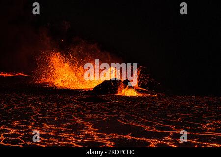 Die neue Eruption des Fagradalsfjall-Vulkans in Island im Jahr 2022. Nur wenige Tage nach der letzten Eruption mitten in der Nacht aufgenommen. Stockfoto