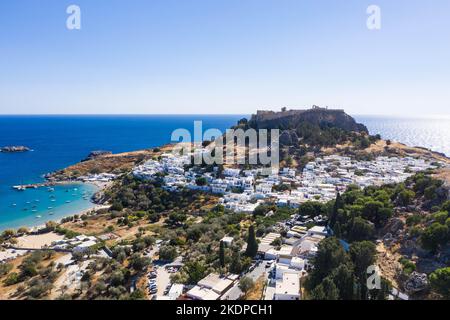 Panaoramischer Luftblick. Lindos kleines und berühmtes Dorf. Rhodos Insel an der Ägäis. Griechenland. Tourismus- und Urlaubskonzept. Stockfoto